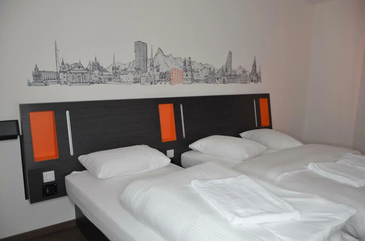 מלון Easyhotel Zuerich West